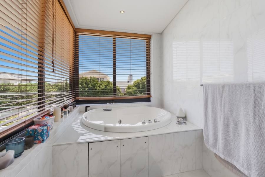 To Let 3 Bedroom Property for Rent in Sunset Links Western Cape